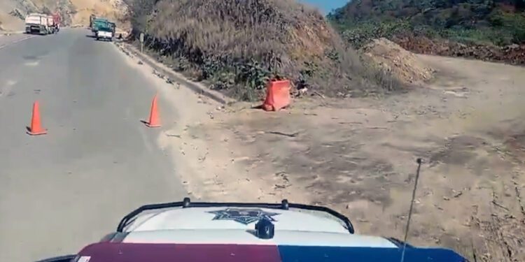 Trabajadores de Capufe habilitan un paso provisional en la zona de derrumbe en la súper carretera 135-D Oaxaca-Cuacnopalan.