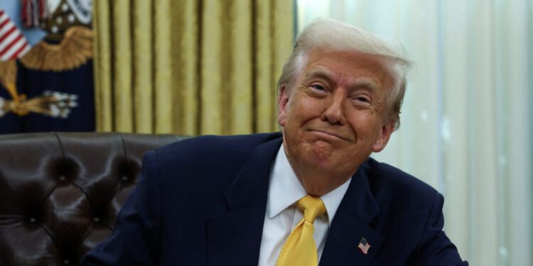 La guerra comercial de Trump podría afectar a millones de trabajadores estadounidenses que lo apoyaron