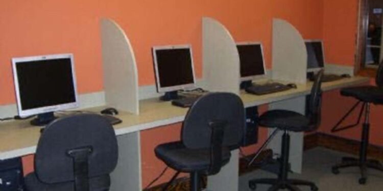 Foto: internet // Aseguran que en Huautla ya solamente hay, si acaso, cinco comercios que alquilan computadoras con servicio de internet por media hora, una hora o el tiempo que el cliente pida.