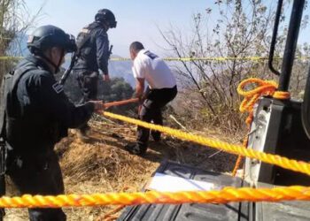Accidente mortal en la Sierra Flores Magón: volcadura deja una víctima fatal y dos heridos graves