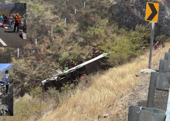 VIDEO | Vuelca autobús con asistentes al Mitin de Sheinbaum en autopista al Istmo: muertos y heridos