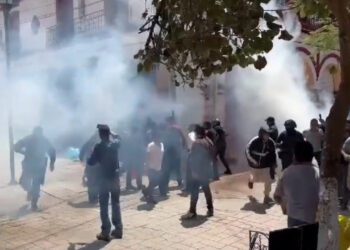 VIDEO | ¡Violencia en Miahuatlán! Trifulca entre ambulantes y comerciantes escaló a golpes y gas lacrimógeno