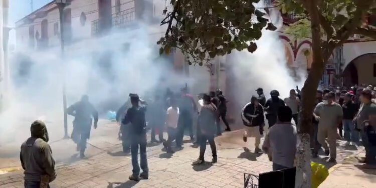 VIDEO | ¡Violencia en Miahuatlán! Trifulca entre ambulantes y comerciantes escaló a golpes y gas lacrimógeno