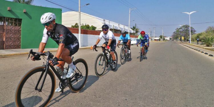 Fotos: Leobardo García Reyes // Alfredo Ramírez se impuso en el ciclismo del fin de semana.