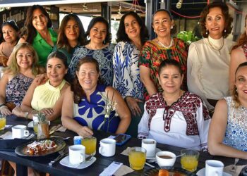Fotos: Rubén Morales // Amigas de diferentes grupos se reunieron para cantarle a Ángeles las Mañanitas.