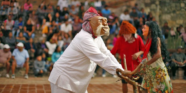 Con música y disfraces, celebran Carnaval