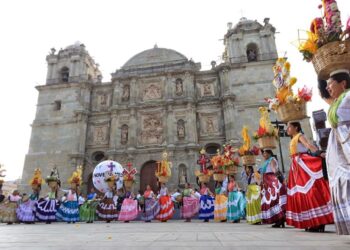 Fotos: Adrián Gaytán // Como cada año, oaxaqueños, turistas y autoridades fueron parte de la celebración del aniversario de la ciudad de Oaxaca.