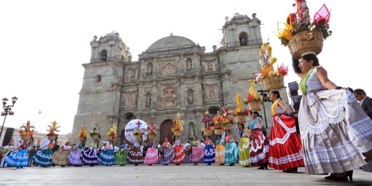 Fotos: Adrián Gaytán // Como cada año, oaxaqueños, turistas y autoridades fueron parte de la celebración del aniversario de la ciudad de Oaxaca.