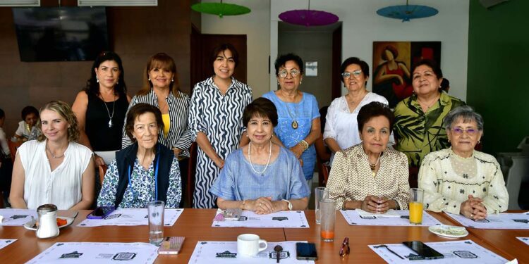 Foto: Rubén Morales // Coquis Díaz, Lizi Martínez, Nancy Bustos, Marilú Arias, Cory Fuentes, Marina Colmenares, Rosalba Guzmán, Margarita Aceves, Martha Navarro, Conchita Ramírez y Gloria Villarreal.