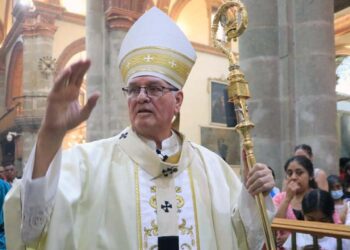 Fotos: Adrián Gaytán // El Arzobispo de Antequera Oaxaca exhortó a las y los feligreses a servir a los demás con caridad y amor como un signo de amor a Dios.