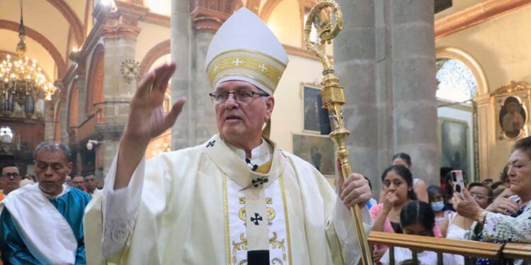 Fotos: Adrián Gaytán // El Arzobispo de Antequera Oaxaca exhortó a las y los feligreses a servir a los demás con caridad y amor como un signo de amor a Dios.