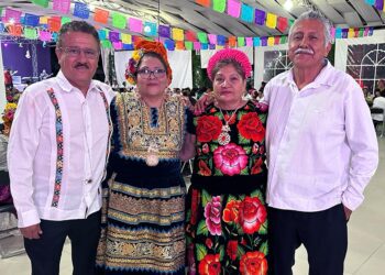El capitán de señores, don Omar Castillejos y su esposa, con el Profr. Félix López Aquino y su esposa.