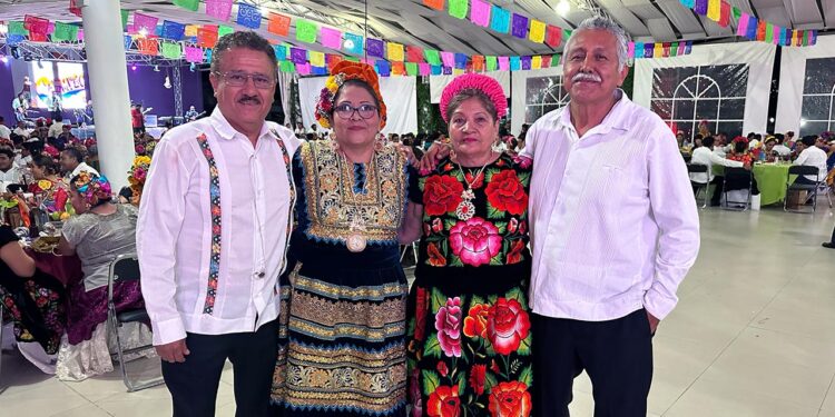 El capitán de señores, don Omar Castillejos y su esposa, con el Profr. Félix López Aquino y su esposa.