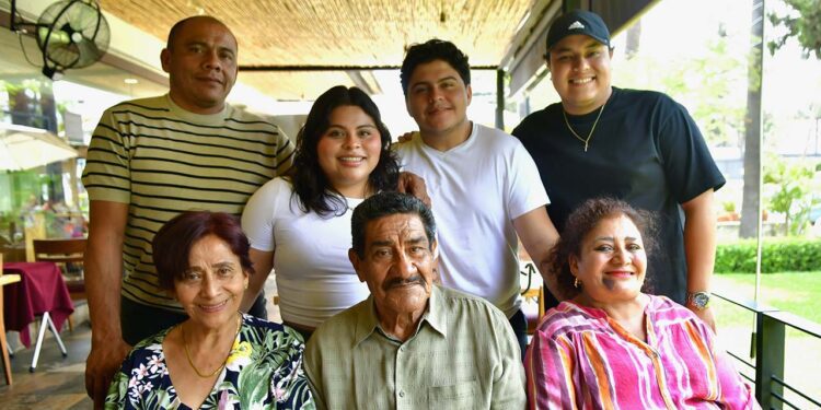 Foto: Rubén Morales // El cumpleañero lució muy contento por esta pequeña celebración en la que estuvieron sus seres queridos.