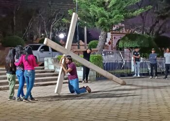 Fotos: Lisbeth Mejía Reyes // Franco Maximiliano Vázquez Zárate es el joven originario de Tlalixtac que en este año dará vida a Jesús de Nazaret, quien cargará su propia cruz hecha con dos vigas de pino, de entre 110 y 115 kilos.