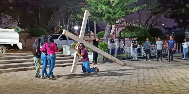 Fotos: Lisbeth Mejía Reyes // Franco Maximiliano Vázquez Zárate es el joven originario de Tlalixtac que en este año dará vida a Jesús de Nazaret, quien cargará su propia cruz hecha con dos vigas de pino, de entre 110 y 115 kilos.