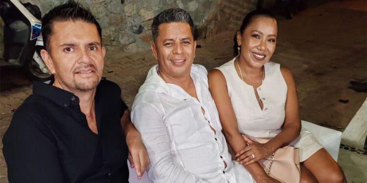 Excelente anfitrión es Juan Carlos Velázquez, aquí con Araceli y Eliezer.