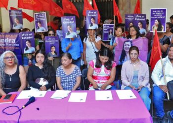 Foto: Adrián Gaytán // Kisha y Kenia Domínguez Martínez y su madre, Aracely Martínez, confirmaron la localización de los restos de su hermana Sandra Estéfana; acompañados de integrantes de Consorcio para el Diálogo Parlamentario y la Equida y el Frente del Sol Rojo, exigieron “respeto para las personas desaparecidas, para sus familias y un alto total a la revictimización y criminalización”.