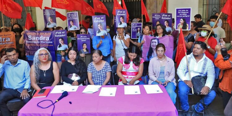 Foto: Adrián Gaytán // Kisha y Kenia Domínguez Martínez y su madre, Aracely Martínez, confirmaron la localización de los restos de su hermana Sandra Estéfana; acompañados de integrantes de Consorcio para el Diálogo Parlamentario y la Equida y el Frente del Sol Rojo, exigieron “respeto para las personas desaparecidas, para sus familias y un alto total a la revictimización y criminalización”.