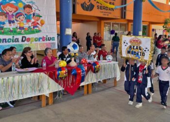 Los equipos participantes desfilaron frente a los invitados especiales.