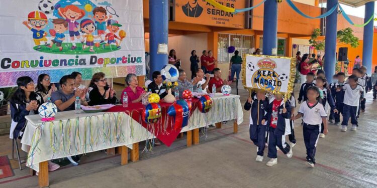 Los equipos participantes desfilaron frente a los invitados especiales.