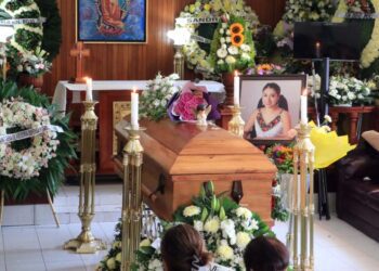 Fotos: Adrián Gaytán // La activista fue velada en una funeraria del centro de la ciudad de Oaxaca.