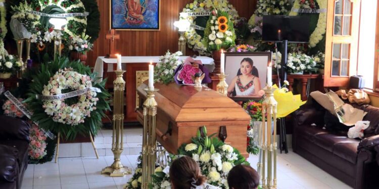 Fotos: Adrián Gaytán // La activista fue velada en una funeraria del centro de la ciudad de Oaxaca.