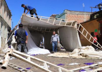 Fotos: Adrián Gaytán // La caída de las cinco estructuras afectó a decenas de puestos, afortunadamente, no se reportaron personas lesionadas.