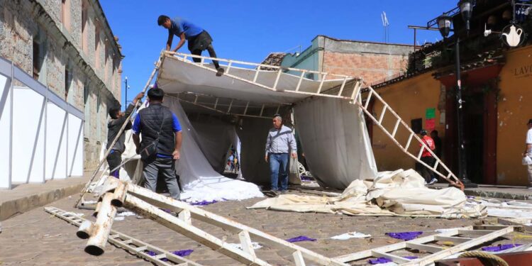 Fotos: Adrián Gaytán // La caída de las cinco estructuras afectó a decenas de puestos, afortunadamente, no se reportaron personas lesionadas.
