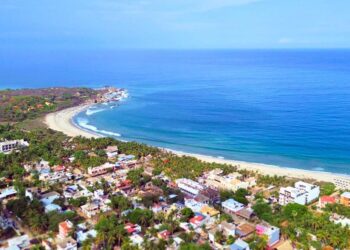 Foto: internet // La llegada de multitud de visitantes a la Costa oaxaqueña pone una presión que la infraestructura eléctrica no puede soportar.