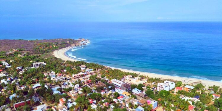 Foto: internet // La llegada de multitud de visitantes a la Costa oaxaqueña pone una presión que la infraestructura eléctrica no puede soportar.