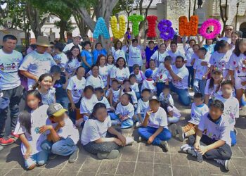 Fotos: Rubén Morales // La maestra shomara se tomó fotos con los alumnos y padres de familia.