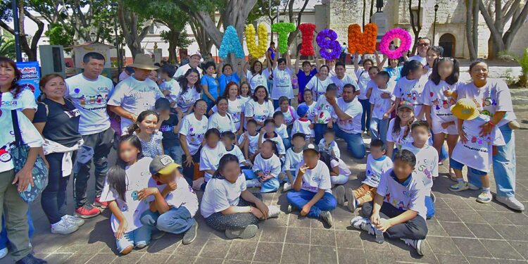Fotos: Rubén Morales // La maestra shomara se tomó fotos con los alumnos y padres de familia.