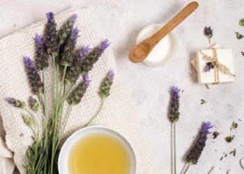 La piel no solo necesita cremas: también necesita calma, descanso y equilibrio. Y el té de lavanda puede ayudarte.