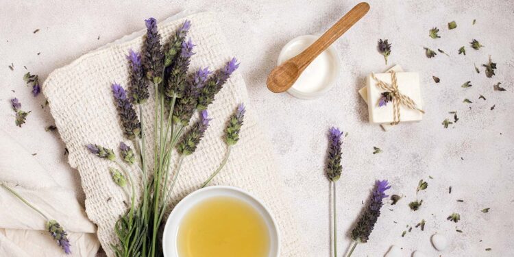 La piel no solo necesita cremas: también necesita calma, descanso y equilibrio. Y el té de lavanda puede ayudarte.