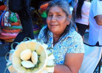 Fotos: Adrián Gaytán // Martina va quitando una a una las piezas del maguey que días antes recolectó en su comunidad.