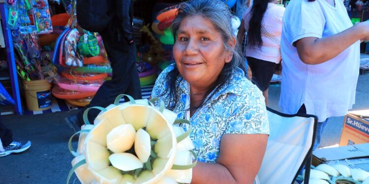 Fotos: Adrián Gaytán // Martina va quitando una a una las piezas del maguey que días antes recolectó en su comunidad.