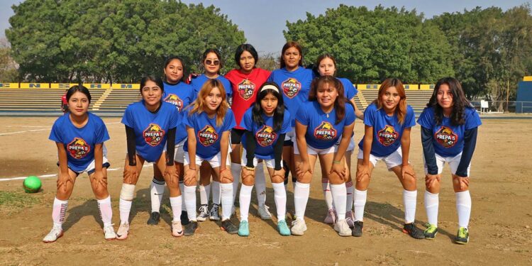 Fotos: Leobardo García Reyes // Prepa 5, tomó parte en el futbol femenil.