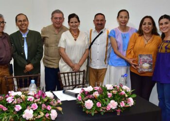 Fotos: Rubén Morales // Periodistas compartieron este momento con los propietarios del restaurante.