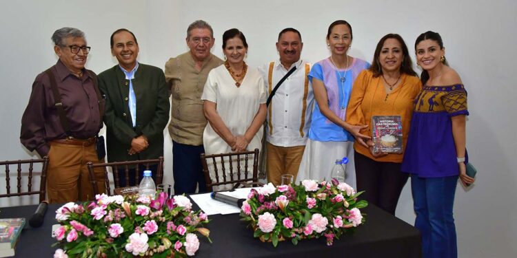 Fotos: Rubén Morales // Periodistas compartieron este momento con los propietarios del restaurante.