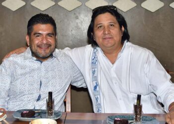 Fotos: Rubén Morales // Rodolfo Gandarillas y Fernando Andriacci, festejando su cumpleaños.