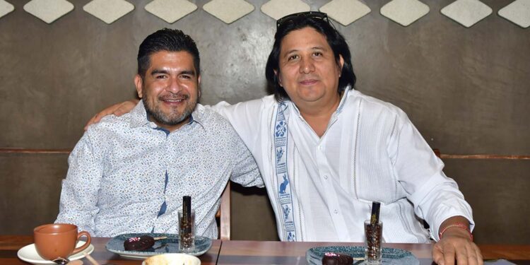 Fotos: Rubén Morales // Rodolfo Gandarillas y Fernando Andriacci, festejando su cumpleaños.