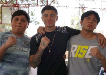Sergio Chirino se tomó fotos con los asistentes.