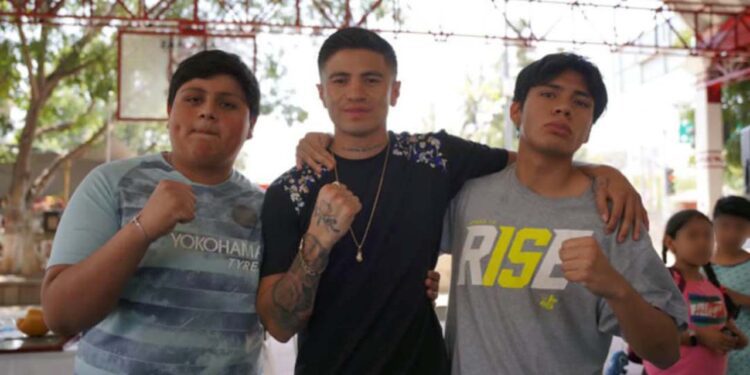 Sergio Chirino se tomó fotos con los asistentes.