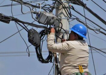 Foto: internet // Usuarios reclaman a CFE por los constantes apagones en la Costa y Sierra Sur.