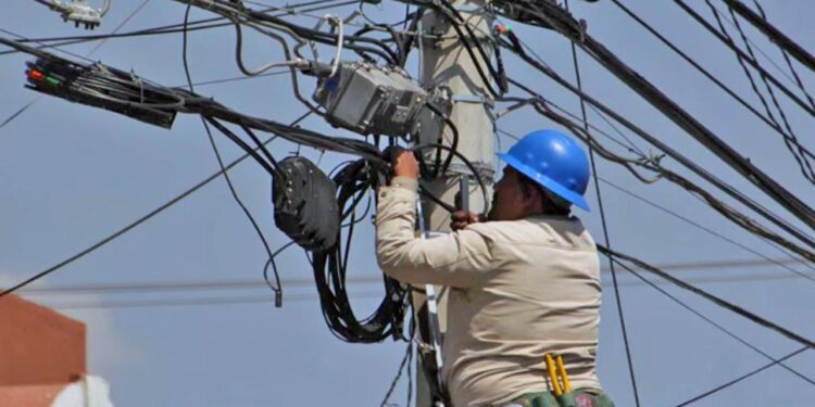 Foto: internet // Usuarios reclaman a CFE por los constantes apagones en la Costa y Sierra Sur.