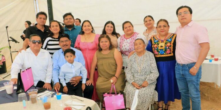 Fotos: cortesía // La familia Martínez Salazar se reunió para celebrar a Josué Acevedo Mesinas.