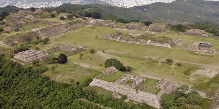 Foto: Archivo El Imparcial // La zona arqueológica de Monte Albán. Refuerzan protección a los edificios prehispánicos.