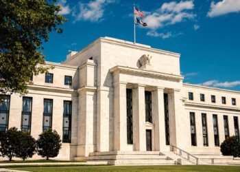 El jefe de la FED señaló que los aranceles de Trump podrían ralentizar la economía y elevar la inflación más de lo que había pensado anteriormente. 