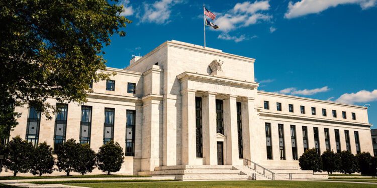 El jefe de la FED señaló que los aranceles de Trump podrían ralentizar la economía y elevar la inflación más de lo que había pensado anteriormente. 